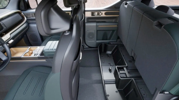 Almacenamiento inferior debajo del asiento